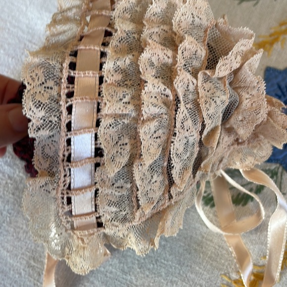 Antique lace baby's christening bonnet, ties under chin and in the back - Picture 6 of 10